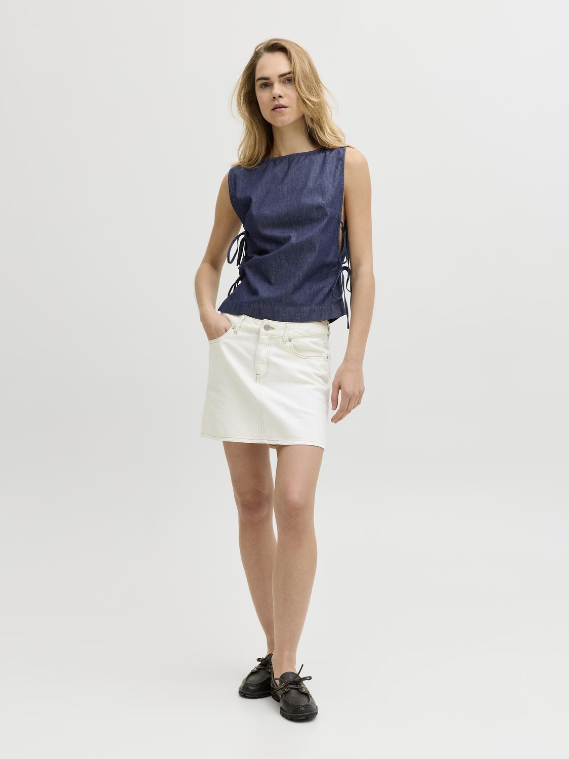 model_shot-front_full